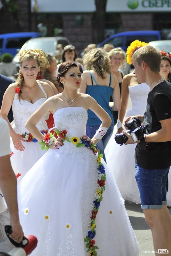Парад наречених у Луцьку. ФОТО