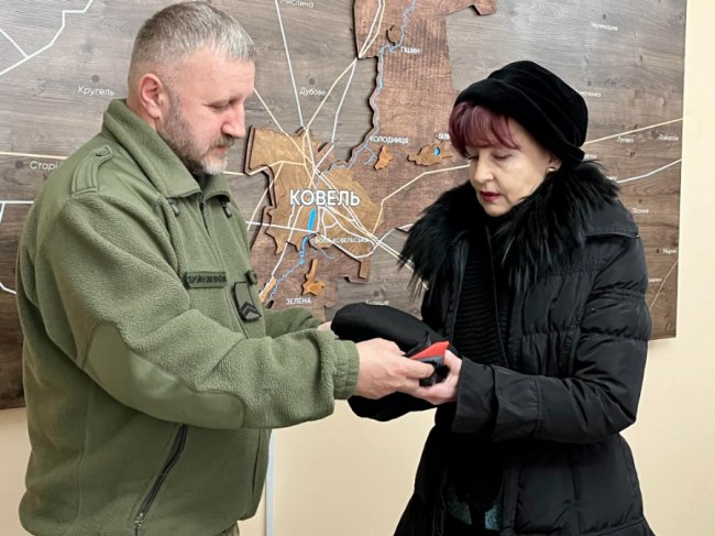 «Віталій був вихований на козацьких піснях»: матері воїна з Волині вручили посмертну нагороду сина