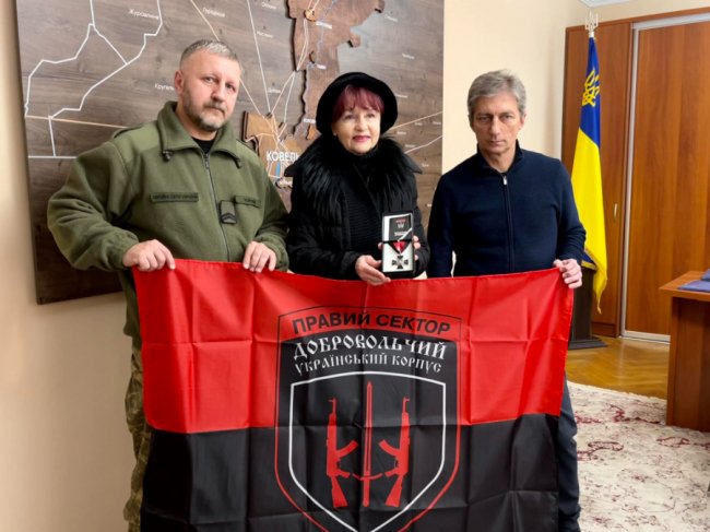 «Віталій був вихований на козацьких піснях»: матері воїна з Волині вручили посмертну нагороду сина