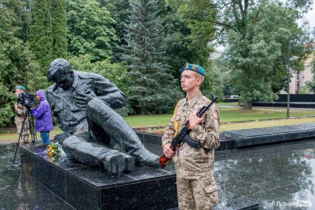 Скорбота і квіти: у Луцьку вшанували жертв війни. ФОТО