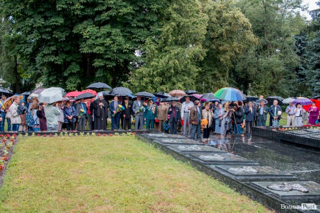 Скорбота і квіти: у Луцьку вшанували жертв війни. ФОТО