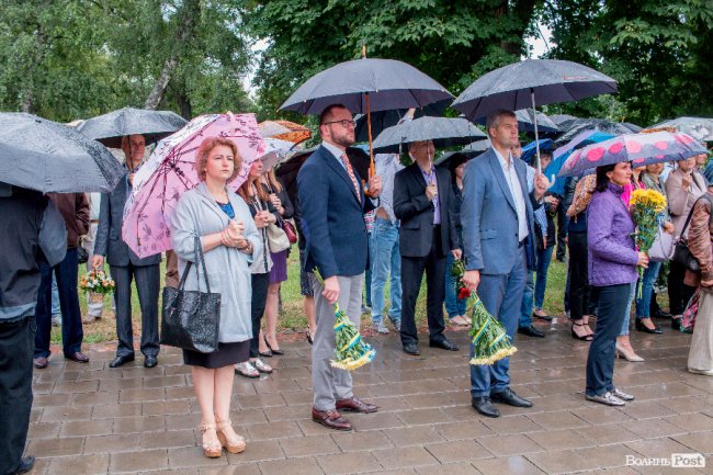 Скорбота і квіти: у Луцьку вшанували жертв війни. ФОТО