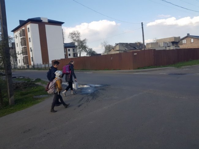 У Луцьку просять облаштувати «зебру» поблизу школи