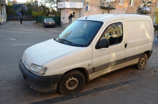 Помічнику кандидата в нардепи порізали колеса авто. ФОТО