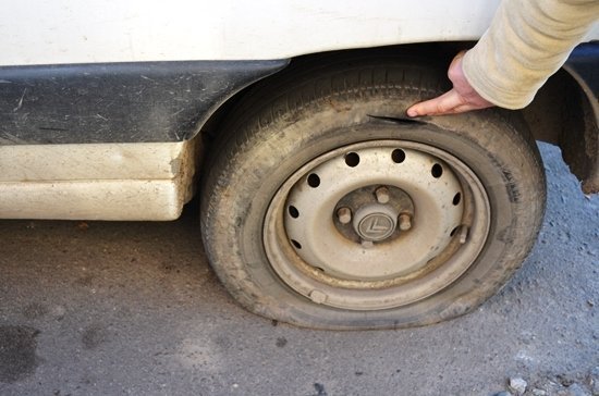 Помічнику кандидата в нардепи порізали колеса авто. ФОТО
