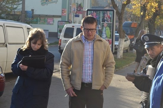 Помічнику кандидата в нардепи порізали колеса авто. ФОТО