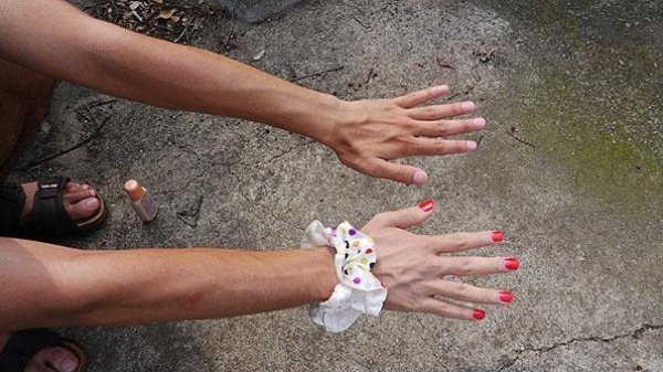 Яскравий лак, жіночий аксесуар і Instagram на телефоні