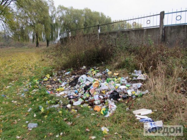 У Любомлі вболівальники загидили стадіон. ФОТО