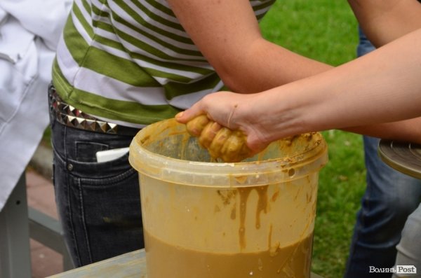 ПТУ Волині презентують: одяг, їжа, меблі та навіть мангал. ФОТО 