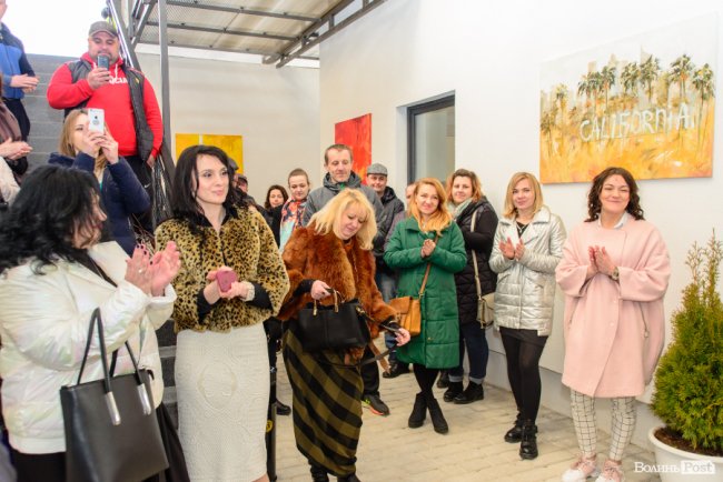 Зі знижками та цінними подарунками: у Луцьку грандіозно відкрилий шоурум меблів і декору «МакКо»*