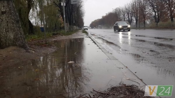 У Луцьку вулиця потопає в болоті 