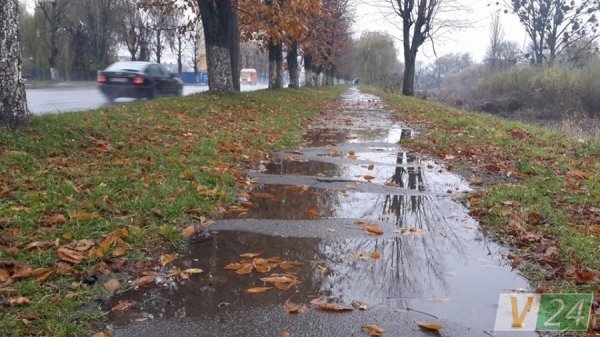 У Луцьку вулиця потопає в болоті 