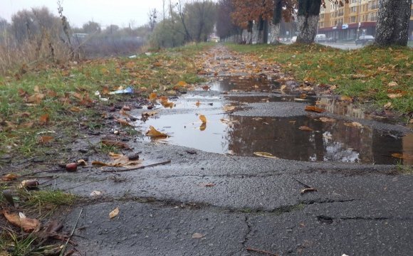 У Луцьку вулиця потопає в болоті 