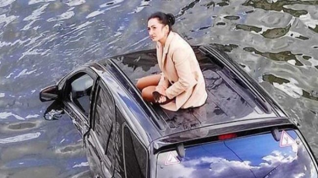 Вилізла на дах і чекала рятувальників: у Харкові дівчина на Kia злетіла у річку. ВІДЕО