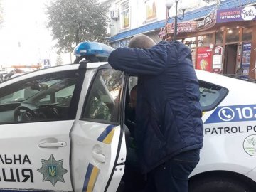 Погрожував несправжнім пістолетом: розповіли деталі грабежу у центрі Луцька