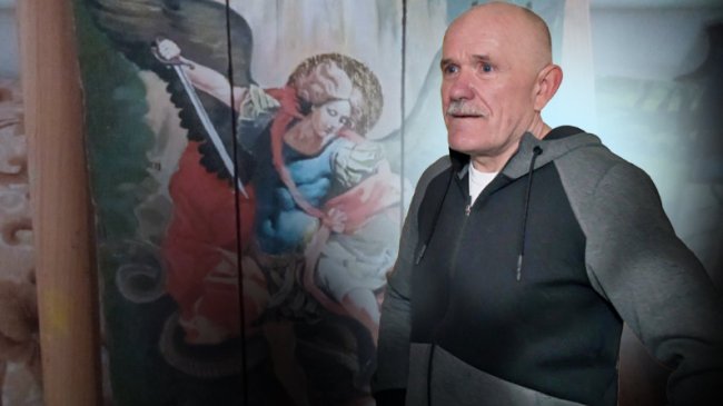 Демобілізований військовий з Волині вчителює і пише ікони на ящиках з-під набоїв