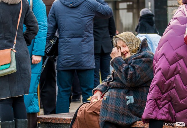 «Силою нашу церкву ніхто не забере»: як у Луцьку прихильники УПЦ (МП) на майдан вийшли. ФОТОРЕПОРТАЖ