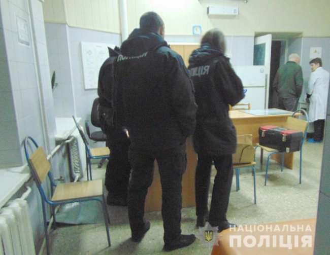 У Києві серед вулиці знайшли сумку з немовлям. ФОТО