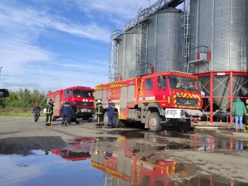 На Волині сталася пожежа на агропідприємстві. ФОТО
