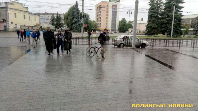 У центрі Луцька легковик збив велосипедиста. ФОТО