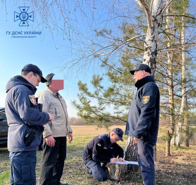 У Струмівці чоловік підпалив траву: гасили понад годину. ФОТО