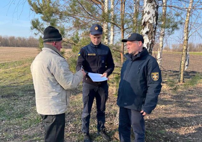 У Струмівці чоловік підпалив траву: гасили понад годину. ФОТО
