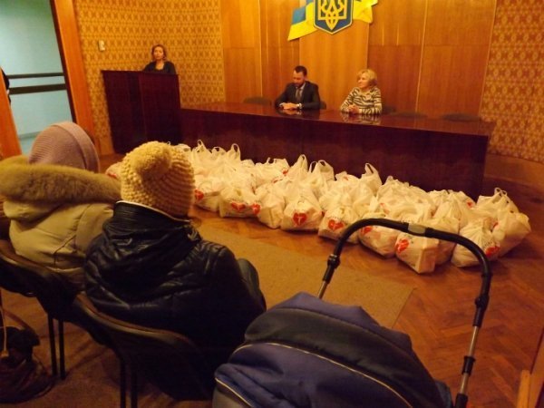 У Луцьку роздавали продуктові набори
