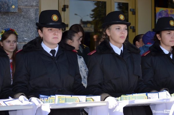 Сотні ліцеїстів склали присягу на головній площі Луцька. ФОТО