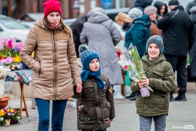 За день до свята: Луцьк накрила тюльпанова лихоманка. ФОТО