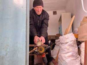 85-річний волонтер з Волині виготовив на фронт понад тисячу окопних свічок. ВІДЕО