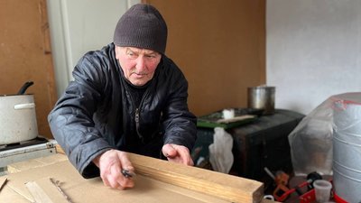 85-річний волонтер з Волині виготовив на фронт понад тисячу окопних свічок. ВІДЕО