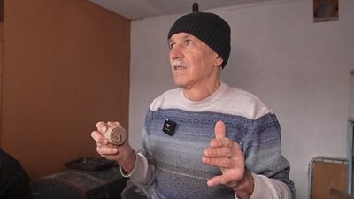 85-річний волонтер з Волині виготовив на фронт понад тисячу окопних свічок. ВІДЕО