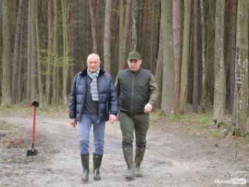 У гумових чоботах і з мечами в руках: як Савченко і волинські «віпи» садили ліс. ФОТО