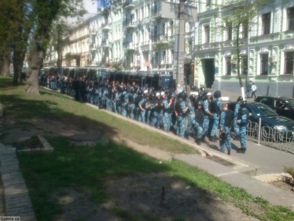 Центральні вулиці Києва заблокували фанати «Динамо» та «Дніпра». ФОТО. ВІДЕО