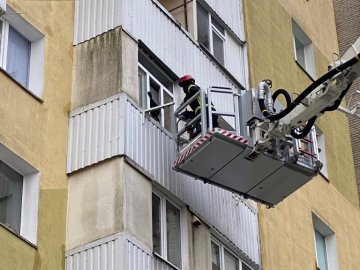 Із зачиненої квартири у Луцьку визволили 2-річну дитину. ФОТО