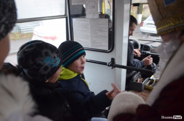 У Луцьку святий Миколай пригощав дітей у маршрутках. ФОТО 