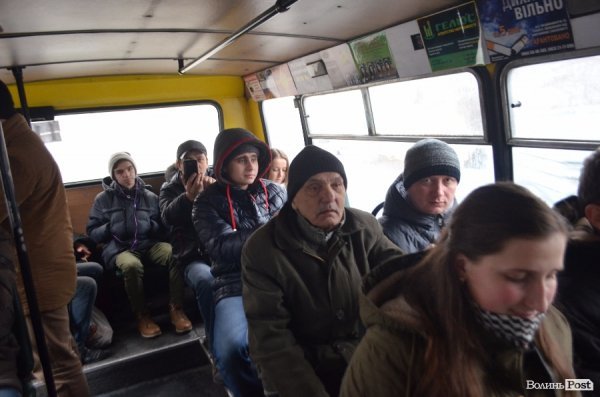 У Луцьку святий Миколай пригощав дітей у маршрутках. ФОТО 