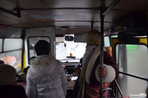 У Луцьку святий Миколай пригощав дітей у маршрутках. ФОТО 