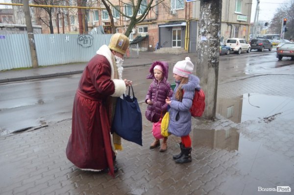 У Луцьку святий Миколай пригощав дітей у маршрутках. ФОТО 