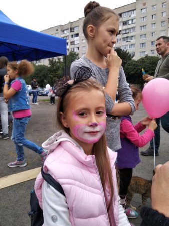 У Луцьку біля РАЦСу влаштували свято для дітей. ФОТО