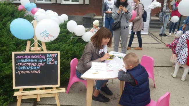 У Луцьку біля РАЦСу влаштували свято для дітей. ФОТО