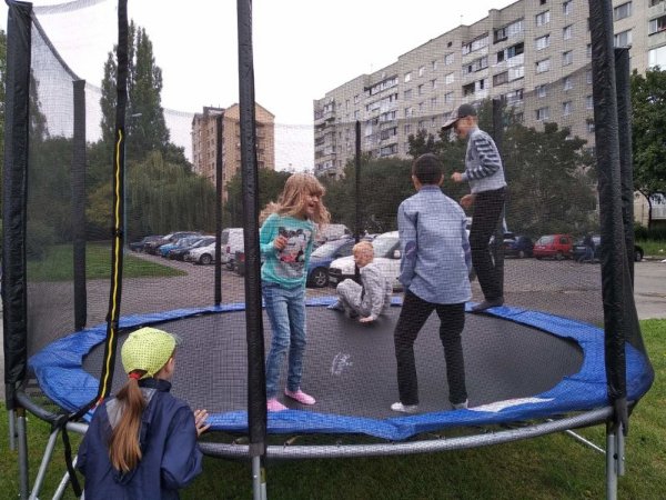 У Луцьку біля РАЦСу влаштували свято для дітей. ФОТО