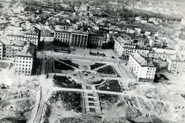 Майдан перед приміщенням Обкому у 1950-х роках