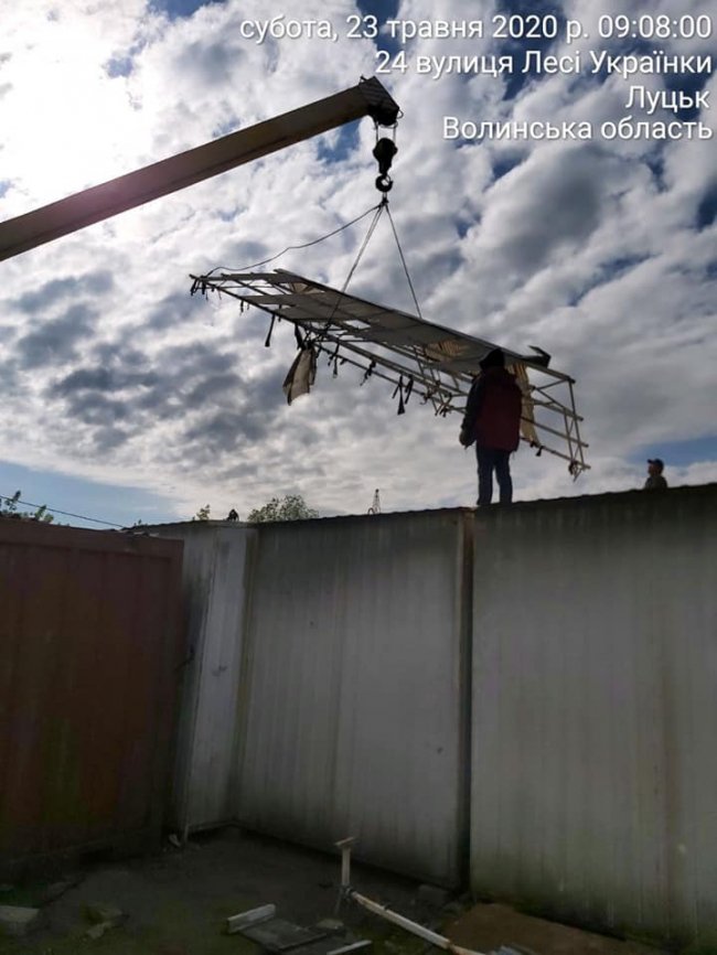 На Центральному ринку тривають роботи з демонтажу контейнерів. ФОТО