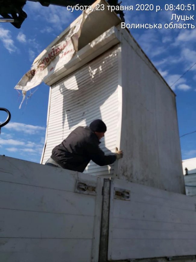 На Центральному ринку тривають роботи з демонтажу контейнерів. ФОТО