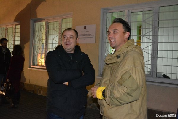 У Луцьку під міськраду знесли шини. Під виборчим округом - десятки активістів. ВІДЕО. ФОТО