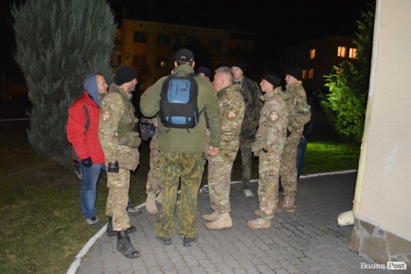 У Луцьку під міськраду знесли шини. Під виборчим округом - десятки активістів. ВІДЕО. ФОТО