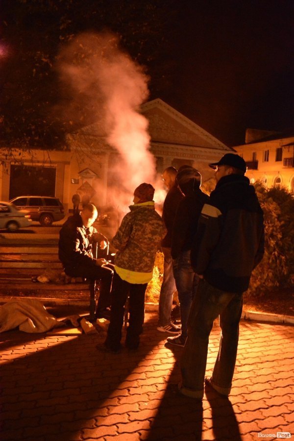 У Луцьку під міськраду знесли шини. Під виборчим округом - десятки активістів. ВІДЕО. ФОТО