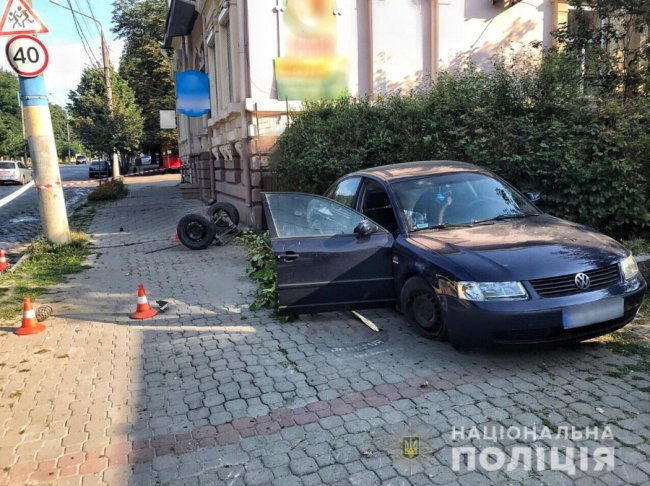 У Чернівцях авто влетіло у зупинку, жінці відірвало ногу