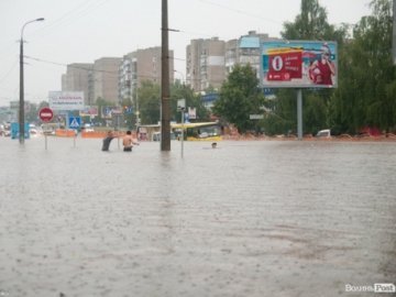 Через зливу у Луцьку можуть завалитися будинки. ВІДЕО